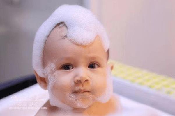 新生兒洗澡要用沐浴露嗎 新生兒洗澡肚臍能碰水嗎 新生兒洗澡要用沐浴露嗎 新生兒洗澡肚臍能碰水嗎