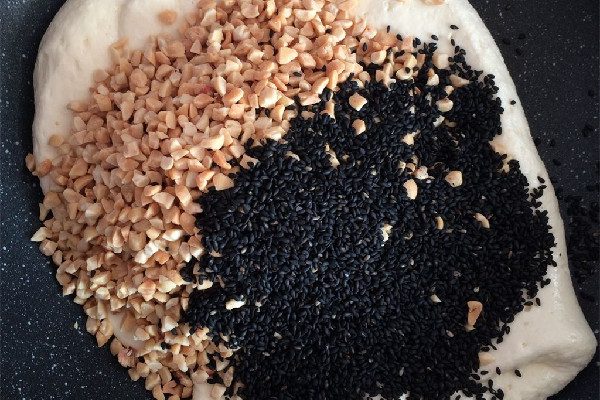 白芝麻和黑芝麻的區(qū)別 白芝麻和黑芝麻哪個好 白芝麻和黑芝麻的區(qū)別 白芝麻和黑芝麻哪個好