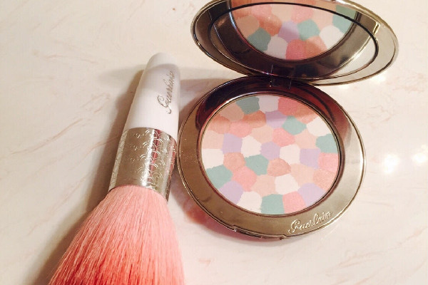 粉餅和散粉哪個(gè)更好用 粉餅和散粉區(qū)別