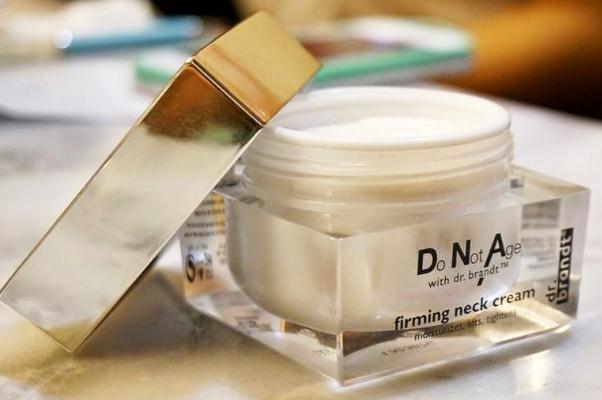 頸霜用了要洗嗎 頸霜的功效和作用 頸霜用了要洗嗎 頸霜的功效和作用