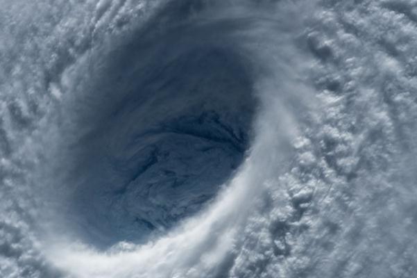 臺風(fēng)會引發(fā)哪些危害 臺風(fēng)對飛機(jī)飛行有影響嗎 臺風(fēng)會引發(fā)哪些危害 臺風(fēng)對飛機(jī)飛行有影響嗎