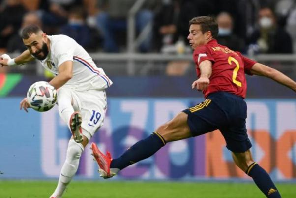 足球比賽可以雙腳夾球嗎 足球比賽可以戴帽子嗎 足球比賽可以雙腳夾球嗎 足球比賽可以戴帽子嗎