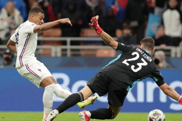 足球比賽可以雙腳夾球嗎 足球比賽可以戴帽子嗎 足球比賽可以雙腳夾球嗎 足球比賽可以戴帽子嗎