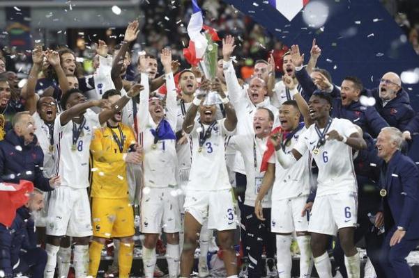 足球比賽可以雙腳夾球嗎 足球比賽可以戴帽子嗎 足球比賽可以雙腳夾球嗎 足球比賽可以戴帽子嗎