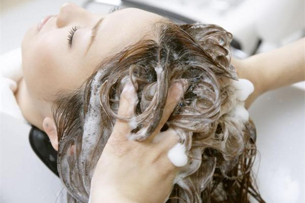洗頭可以用指甲抓嗎 洗頭的正確方法步驟 洗頭可以用指甲抓嗎 洗頭的正確方法步驟