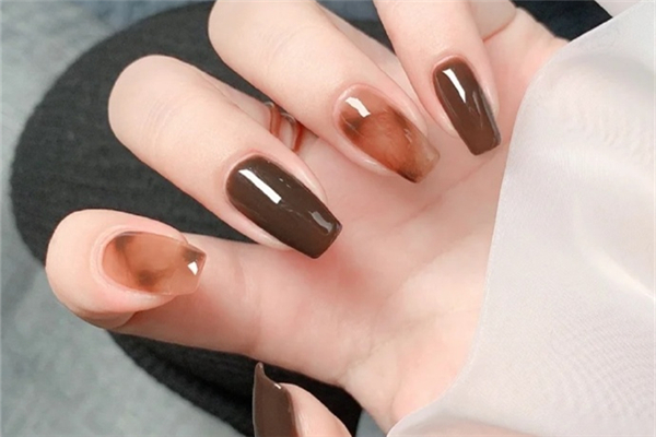 美甲做延長好還是做甲片好 美甲做延長大概多少錢 美甲做延長好還是做甲片好 美甲做延長大概多少錢