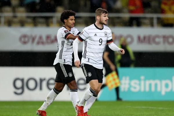 足球隊(duì)有幾個(gè)替補(bǔ) 足球隊(duì)有幾個(gè)前鋒 足球隊(duì)有幾個(gè)替補(bǔ) 足球隊(duì)有幾個(gè)前鋒