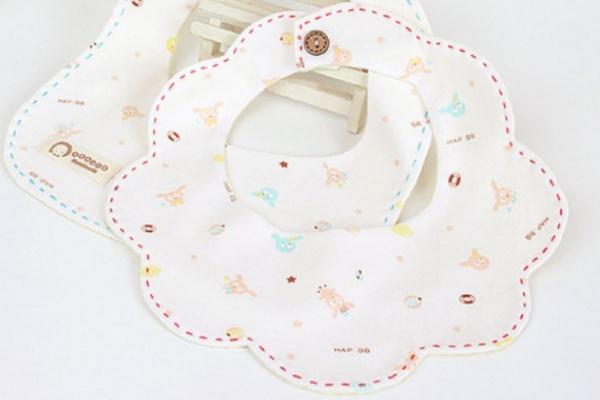 嬰兒圍兜的作用 新生兒需要圍兜嗎 嬰兒圍兜的作用 新生兒需要圍兜嗎