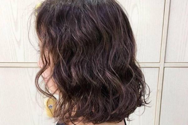 冷燙會(huì)導(dǎo)致脫發(fā)嗎 冷燙對(duì)頭發(fā)的傷害大嗎 冷燙會(huì)導(dǎo)致脫發(fā)嗎 冷燙對(duì)頭發(fā)的傷害大嗎