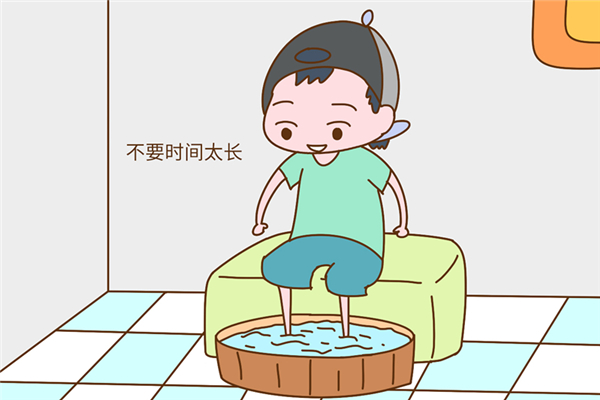 泡腳在洗澡前還是后 泡腳在一天中什么時(shí)候泡最好 泡腳在洗澡前還是后 泡腳在一天中什么時(shí)候泡最好