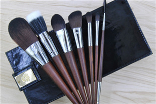 粉底刷會(huì)把毛孔刷大嗎 粉底刷對皮膚有害嗎 粉底刷會(huì)把毛孔刷大嗎 粉底刷對皮膚有害嗎