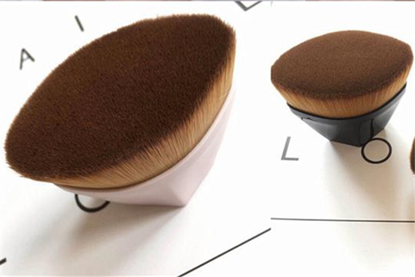 粉底刷有刷痕怎么辦 粉底刷吃粉嗎 粉底刷有刷痕怎么辦 粉底刷吃粉嗎