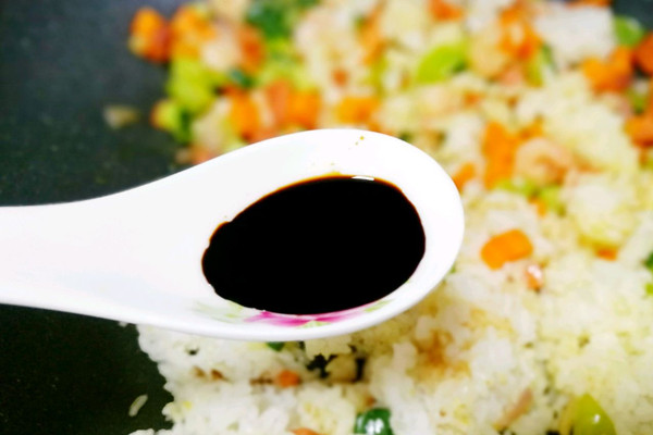 醬油會(huì)讓皮膚變黑嗎 醬油的保質(zhì)期一般多久 醬油會(huì)讓皮膚變黑嗎 醬油的保質(zhì)期一般多久