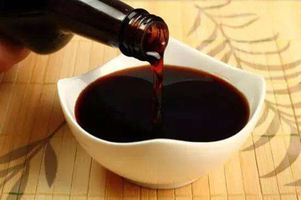 醬油哪些人不能吃 老抽和生抽什么區(qū)別 醬油哪些人不能吃 老抽和生抽什么區(qū)別