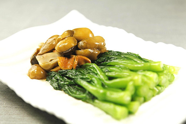 草菇搭配什么一起吃 草菇哪些人不能吃 草菇搭配什么一起吃 草菇哪些人不能吃