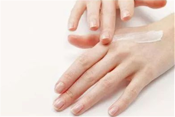 手部粗糙有什么方法保養(yǎng) 手部粗糙用什么護手霜 手部粗糙有什么方法保養(yǎng) 手部粗糙用什么護手霜