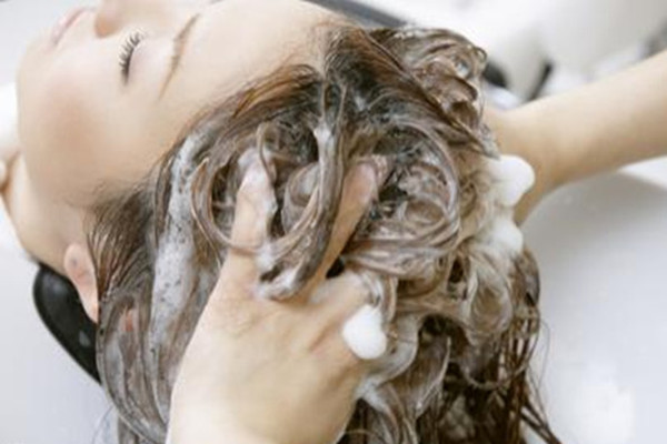 洗頭幾天洗一次 洗頭什么時(shí)候洗最好 洗頭幾天洗一次 洗頭什么時(shí)候洗最好