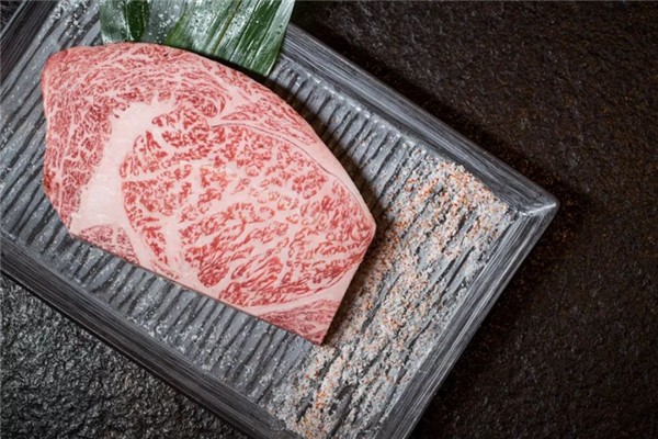 和牛會有寄生蟲嗎 和?？梢陨詥?></p><h3>和牛好吃嗎<br/></h3><p>首先是和牛有一股甜香的牛油味道，比普通牛肉更有牛肉味道；第二個感覺就是口感嫩滑，這是因為雪花牛肉結(jié)構(gòu)肥瘦相間，沒有筋膜，入口即化，像雪花落入口中；第三是擁有充足的汁水，簡單的煎烤之后，在肉中均勻分布的大理石油脂開始融化，所以咬下去，就會在嘴里溢出香濃的汁水。</p>		</div>
<div align=