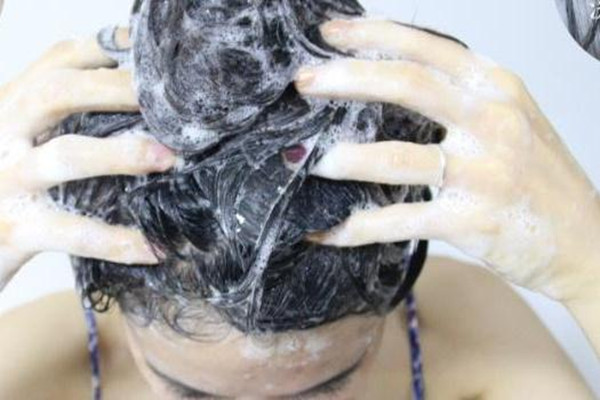 鹽水洗頭能治脫發(fā)嗎 鹽水洗頭的好處 鹽水洗頭能治脫發(fā)嗎 鹽水洗頭的好處