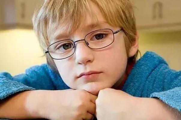 兒童近視有必要半年復(fù)查一下 兒童近視有閃光什么意思 兒童近視有必要半年復(fù)查一下 兒童近視有閃光什么意思