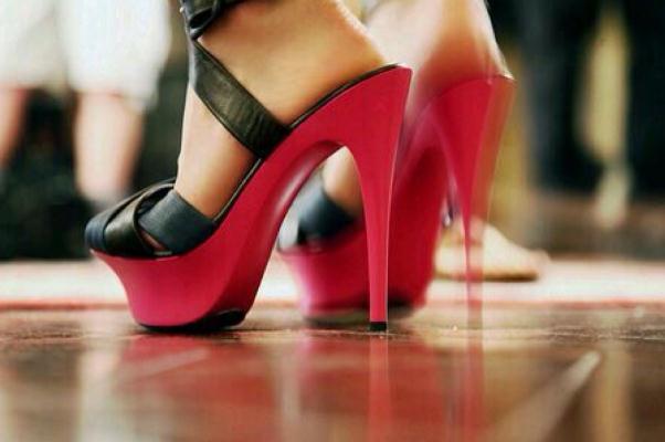 高跟鞋對身體的危害 高跟鞋對腰椎的危害 高跟鞋對身體的危害 高跟鞋對腰椎的危害