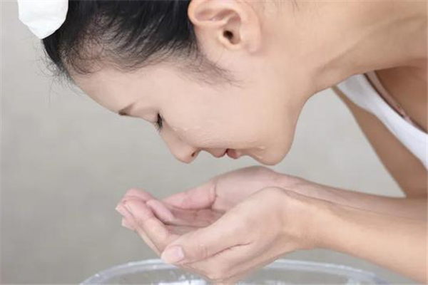 洗臉用溫水好還是冷水好 洗臉溫度多少合適 洗臉用溫水好還是冷水好 洗臉溫度多少合適