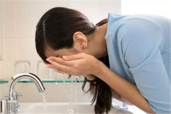 洗臉會(huì)不會(huì)傷害皮膚 洗臉的正確步驟順序 洗臉會(huì)不會(huì)傷害皮膚 洗臉的正確步驟順序