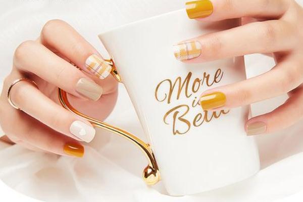美甲貼片傷指甲嗎 為什么說美甲會傷害指甲 美甲貼片傷指甲嗎 為什么說美甲會傷害指甲