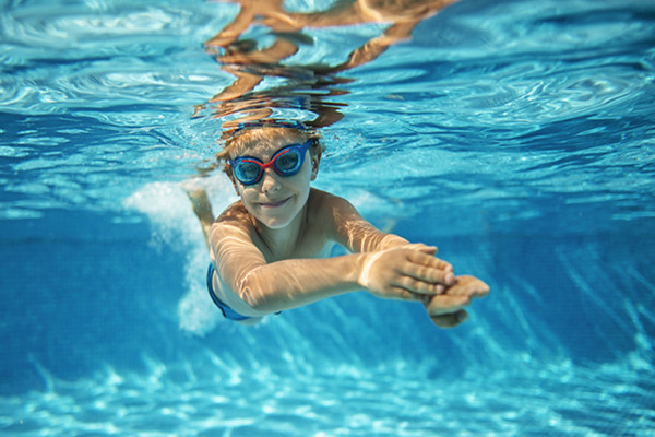 冬天游泳有什么好處 冬天游泳需要注意什么 冬天游泳有什么好處 冬天游泳需要注意什么