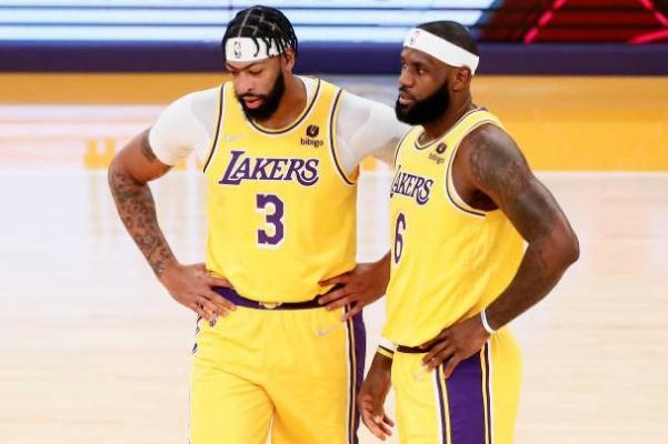 打籃球腳踝扭傷腫了怎樣盡快恢復(fù) 打籃球要護(hù)膝嗎 打籃球腳踝扭傷腫了怎樣盡快恢復(fù) 打籃球要護(hù)膝嗎