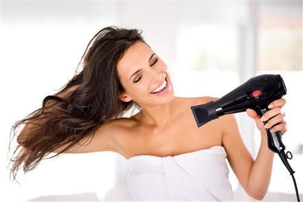 濕著頭發(fā)睡覺會頭疼嗎 濕著頭發(fā)睡覺睡覺的壞處 濕著頭發(fā)睡覺會頭疼嗎 濕著頭發(fā)睡覺睡覺的壞處