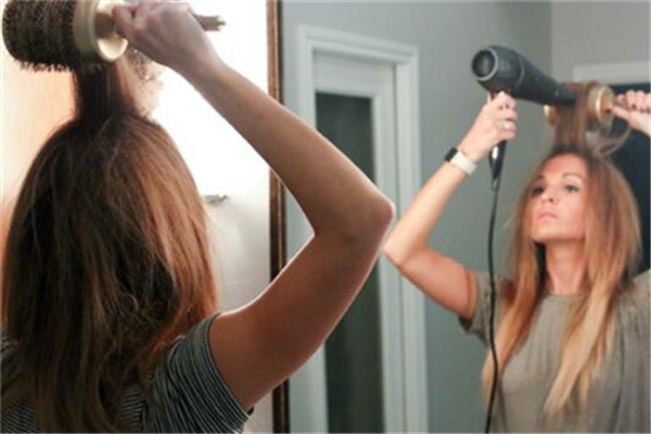 濕著頭發(fā)睡覺會頭疼嗎 濕著頭發(fā)睡覺睡覺的壞處 濕著頭發(fā)睡覺會頭疼嗎 濕著頭發(fā)睡覺睡覺的壞處