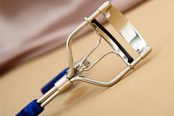 睫毛夾對睫毛有害嗎 睫毛夾把睫毛夾斷了還會在長嗎 睫毛夾對睫毛有害嗎 睫毛夾把睫毛夾斷了還會在長嗎