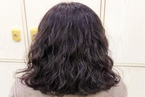 燙發(fā)后頭發(fā)很蓬怎么辦 哺乳期能燙發(fā)嗎 燙發(fā)后頭發(fā)很蓬怎么辦 哺乳期能燙發(fā)嗎