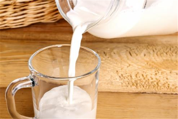 兒童喝牛奶好還是喝奶粉好 兒童喝牛奶要喝到多大 兒童喝牛奶好還是喝奶粉好 兒童喝牛奶要喝到多大