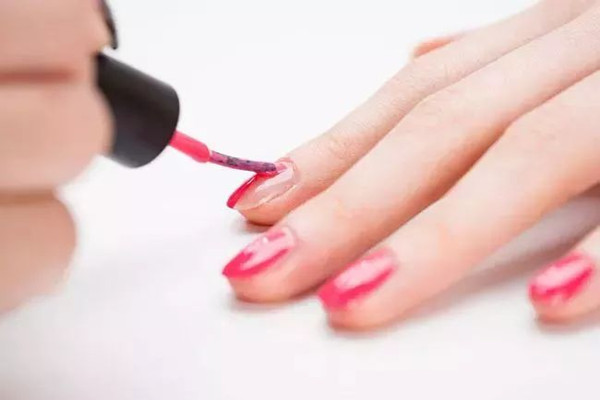 涂指甲油為什么要涂底油 涂指甲油要照燈嗎 涂指甲油為什么要涂底油 涂指甲油要照燈嗎