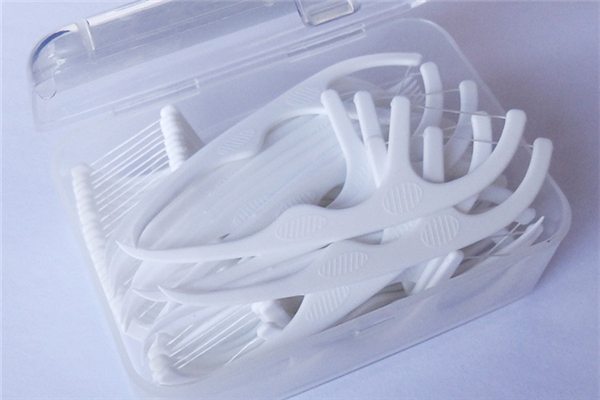 牙線(xiàn)用圓的好還是用扁的好 牙線(xiàn)的正確使用方法 牙線(xiàn)用圓的好還是用扁的好 牙線(xiàn)的正確使用方法