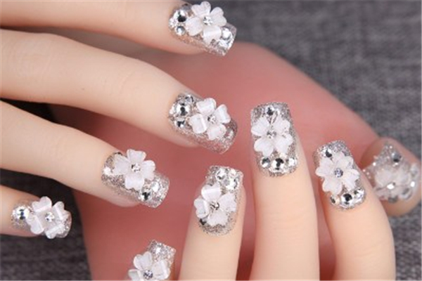 貼甲片會讓甲床變長嗎 貼甲片有什么好處 貼甲片會讓甲床變長嗎 貼甲片有什么好處