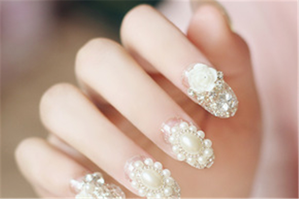 甲片貼的太緊指甲疼怎么辦 甲片貼上之后一按指甲就疼 甲片貼的太緊指甲疼怎么辦 甲片貼上之后一按指甲就疼