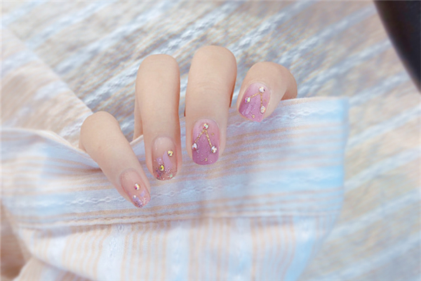 貼甲片對指甲有傷害嗎 貼甲片后指甲變綠了怎么辦 貼甲片對指甲有傷害嗎 貼甲片后指甲變綠了怎么辦