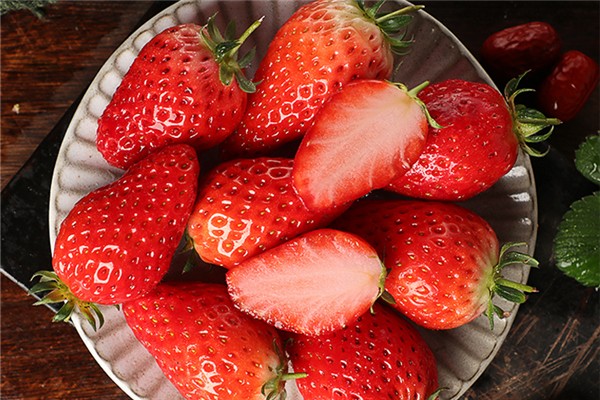 草莓是不是減肥水果 草莓對(duì)減肥有好處嗎 草莓是不是減肥水果 草莓對(duì)減肥有好處嗎