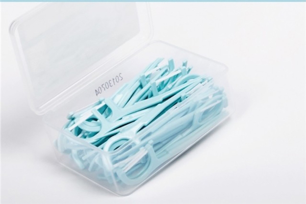 牙線(xiàn)用圓的好還是用扁的好 牙線(xiàn)的正確使用方法 牙線(xiàn)用圓的好還是用扁的好 牙線(xiàn)的正確使用方法