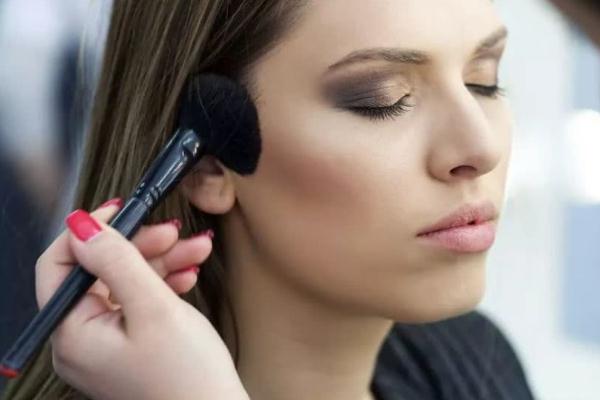 修容要用什么刷子 修容要用卸妝水嗎 修容要用什么刷子 修容要用卸妝水嗎