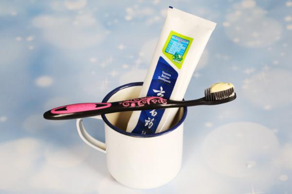 牙膏要經(jīng)常換牌子嗎 牙膏有腐蝕性嗎 牙膏要經(jīng)常換牌子嗎 牙膏有腐蝕性嗎