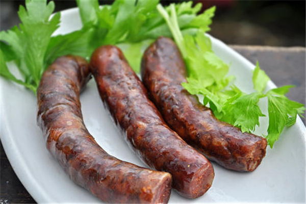 一斤香腸放多少鹽合適 灌香腸鹽和肉的比例是多少 一斤香腸放多少鹽合適 灌香腸鹽和肉的比例是多少