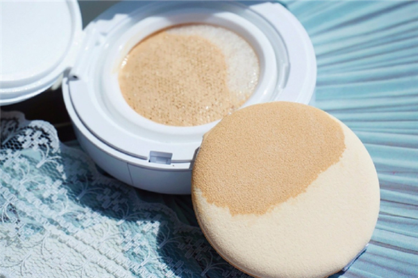 氣墊粉底液和瓶裝粉底液的區(qū)別 氣墊粉底液哪個(gè)牌子好用推薦 氣墊粉底液和瓶裝粉底液的區(qū)別 氣墊粉底液哪個(gè)牌子好用推薦