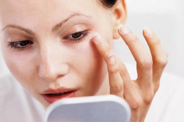 眼部細(xì)紋會(huì)自己消失嗎 女人正常多少歲眼部有細(xì)紋 眼部細(xì)紋會(huì)自己消失嗎 女人正常多少歲眼部有細(xì)紋