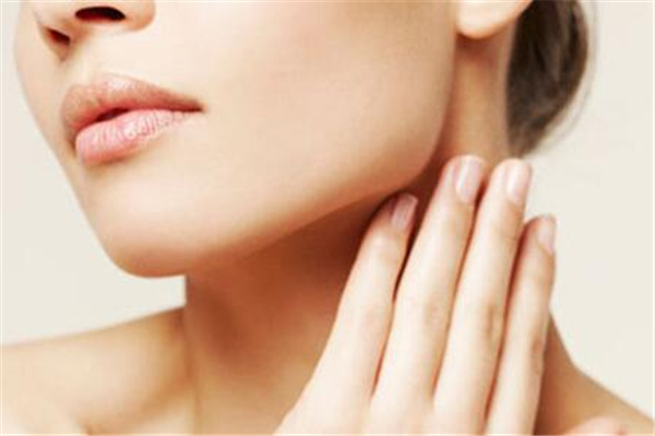 頸紋跟年齡有關(guān)系嗎 頸紋一般多大年齡會出現(xiàn) 頸紋跟年齡有關(guān)系嗎 頸紋一般多大年齡會出現(xiàn)