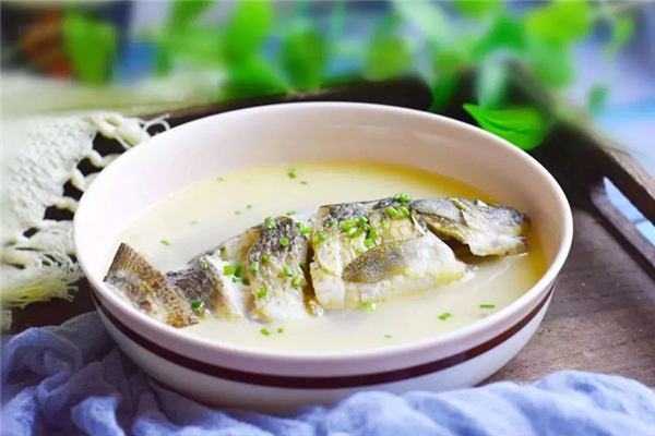 鯽魚和裙帶菜可以燉湯嗎 鯽魚很什么一起燉最好 鯽魚和裙帶菜可以燉湯嗎 鯽魚很什么一起燉最好