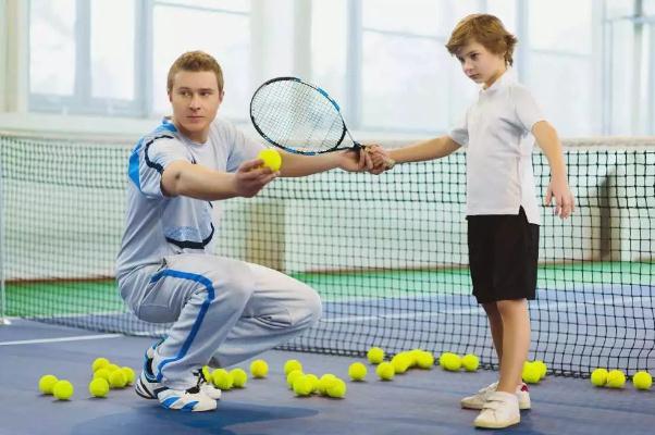 打網(wǎng)球要穿什么鞋 打網(wǎng)球要學(xué)多久 打網(wǎng)球要穿什么鞋 打網(wǎng)球要學(xué)多久